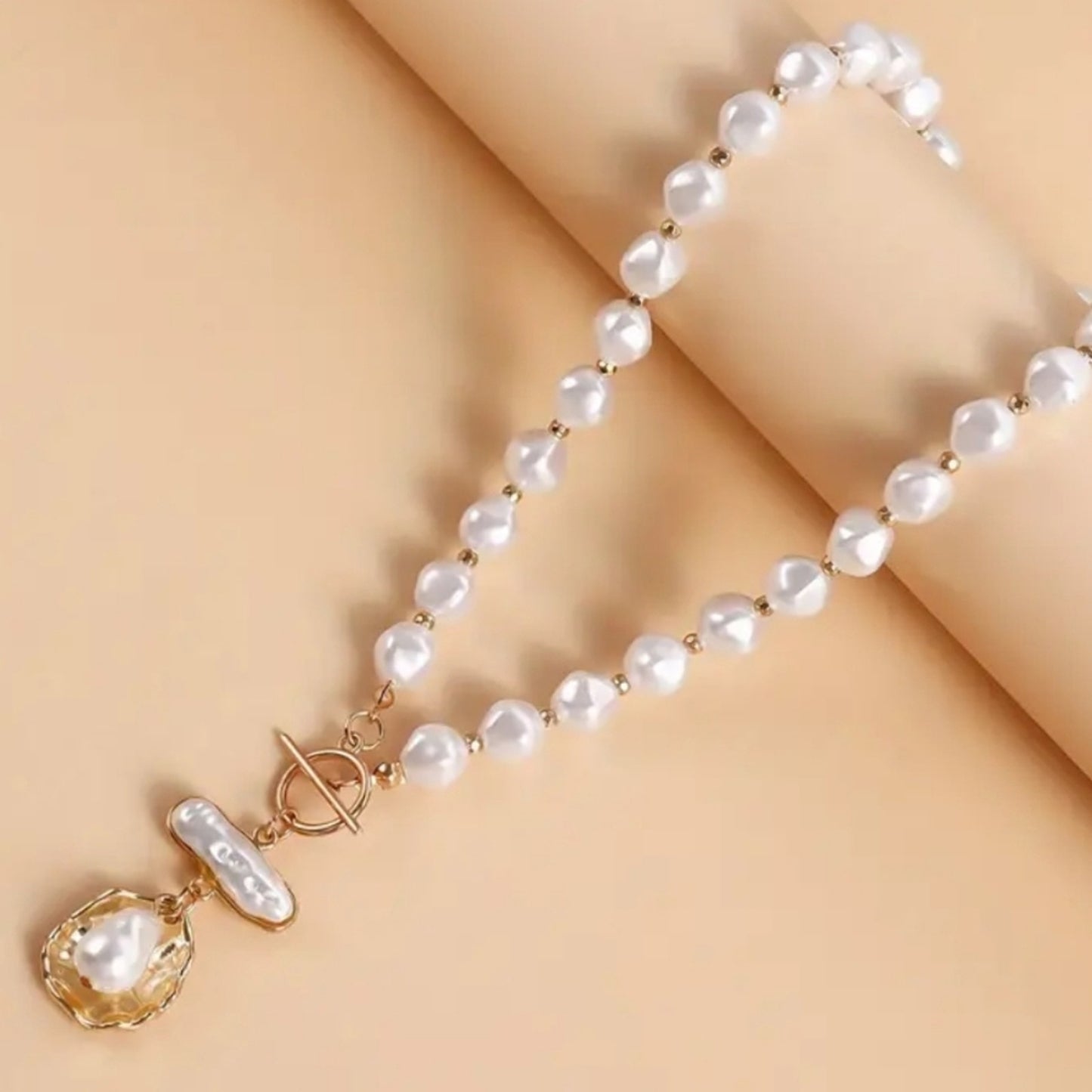 Rhombus Shaped Imitation Pearl Pendant Necklace